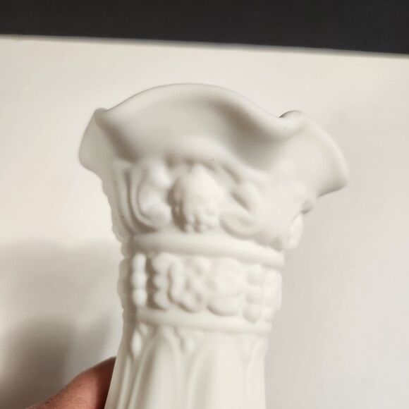 Vtg Orginal Doeskin Finish Loganberry Pattern Milk Glass Vase 10 in. - Picture 7 of 11